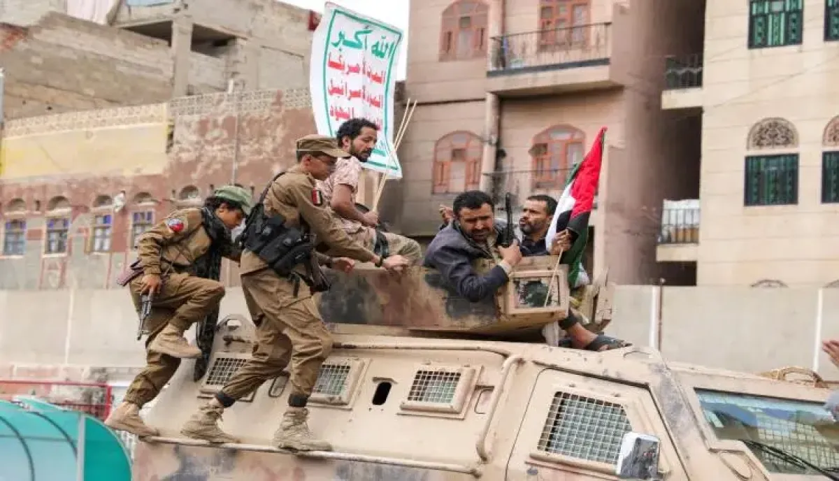 صحيفة لندنية تكشف : تصدعات هيكلية تضرب صفوف الحوثيين.. فرار جماعي واختراقات أمنية وانتفاضة قبلية