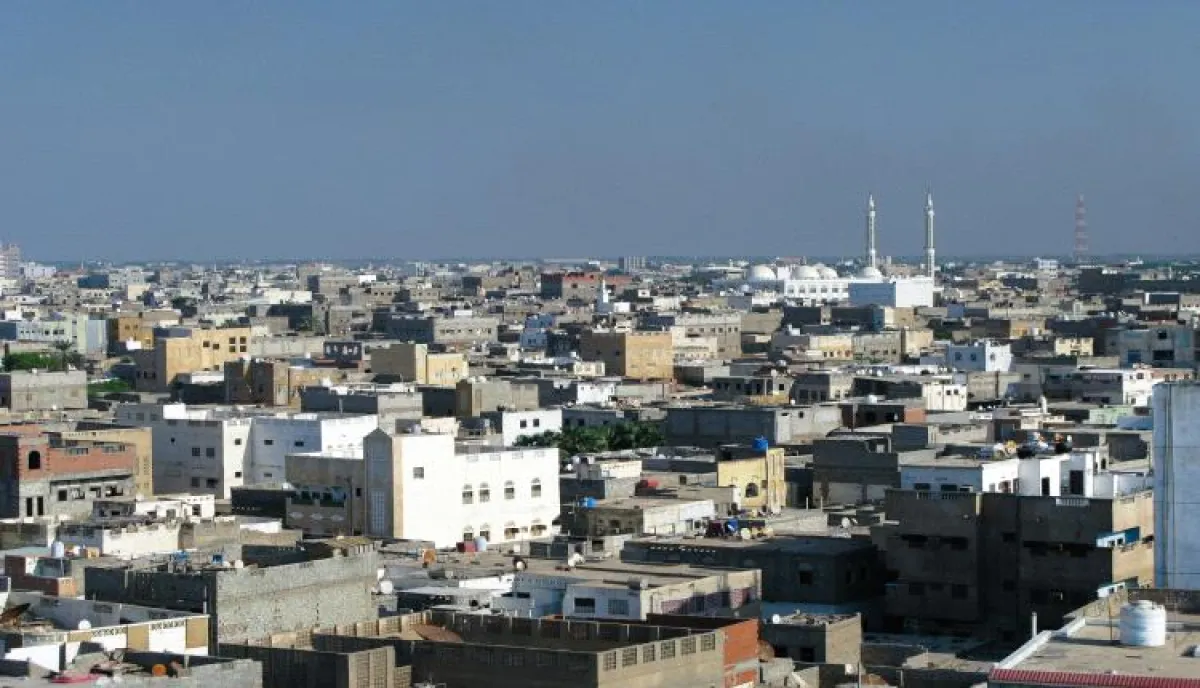 اسرار | غطاء قضائي لـ (التهجير القسري): الحوثيون يأمرون بطرد عشرات الأسر من كورنيش الحديدة ويسلمون أراضيهم لنافذين