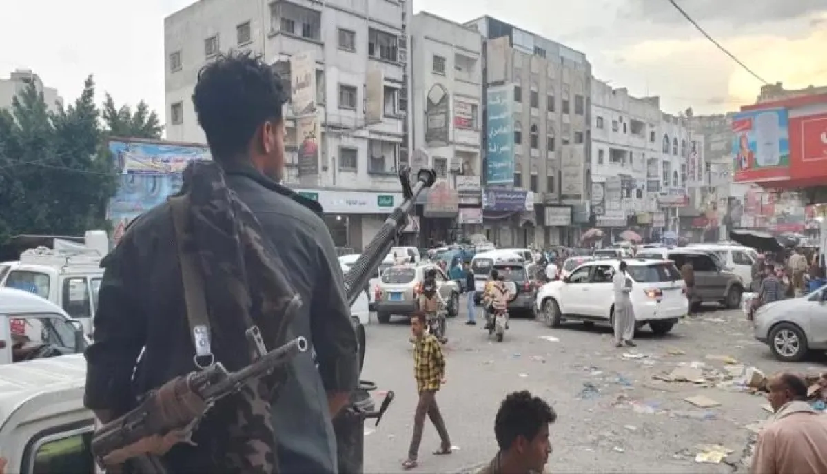 اسرار | بالاسماء والتفاصيل- السلاح المنفلت يستبيح أسواق تعز: مسلح يُنهي حياة بائع بدم بارد بعد رفضه البيع بـ (الآجل).. والأمن يلوذ بالصمت