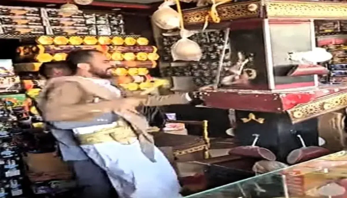 اسرار | بالاسماء والتفاصيل- صرخة يأس تحت وطأة الجبايات.. تاجر في صنعاء يحطم متجره احتجاجاً على تعسفات الحوثيين