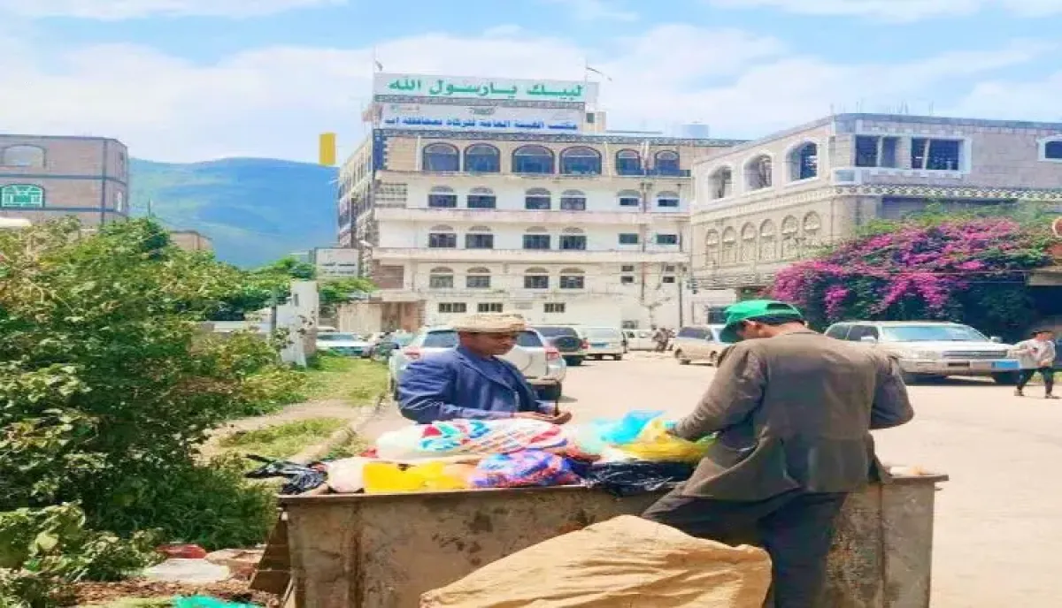 اسرار | صدمة في اليمن.. منصات التواصل تشتعل بصورة لـ (مواطنين يفتشون عن الطعام) أمام قصور قيادات حوثية | شاهد