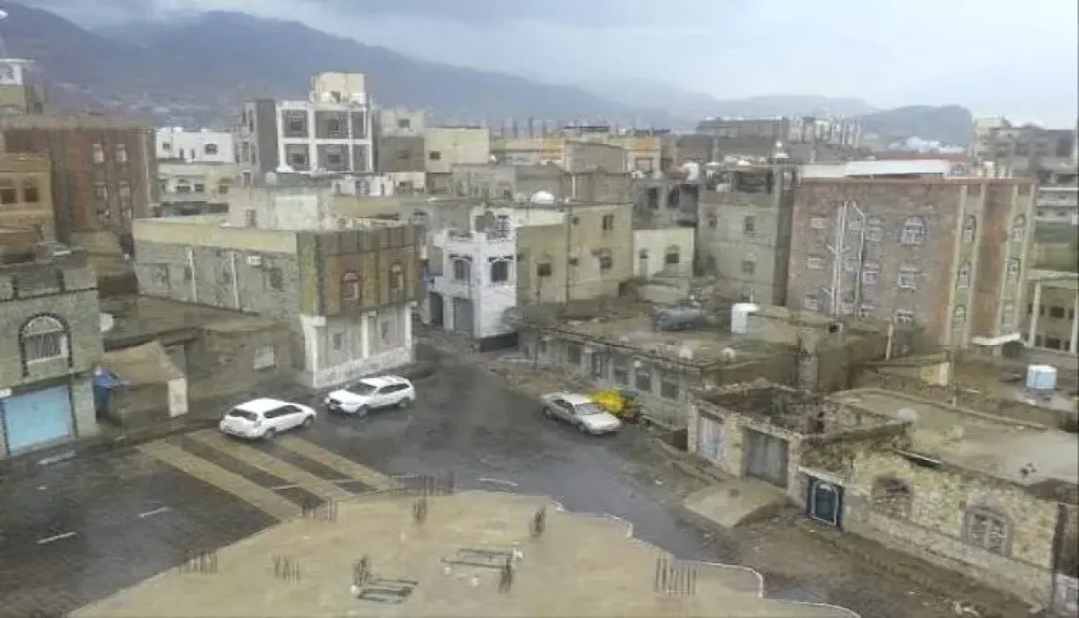 اسرار | بالاسماء والتفاصيل- فوضى السلاح تضرب مؤسسات الدولة بتعز : قيادي اخواني يهاجم فريق (الصرف الصحي) بالرصاص ويحتجز عماله في حي الروضة