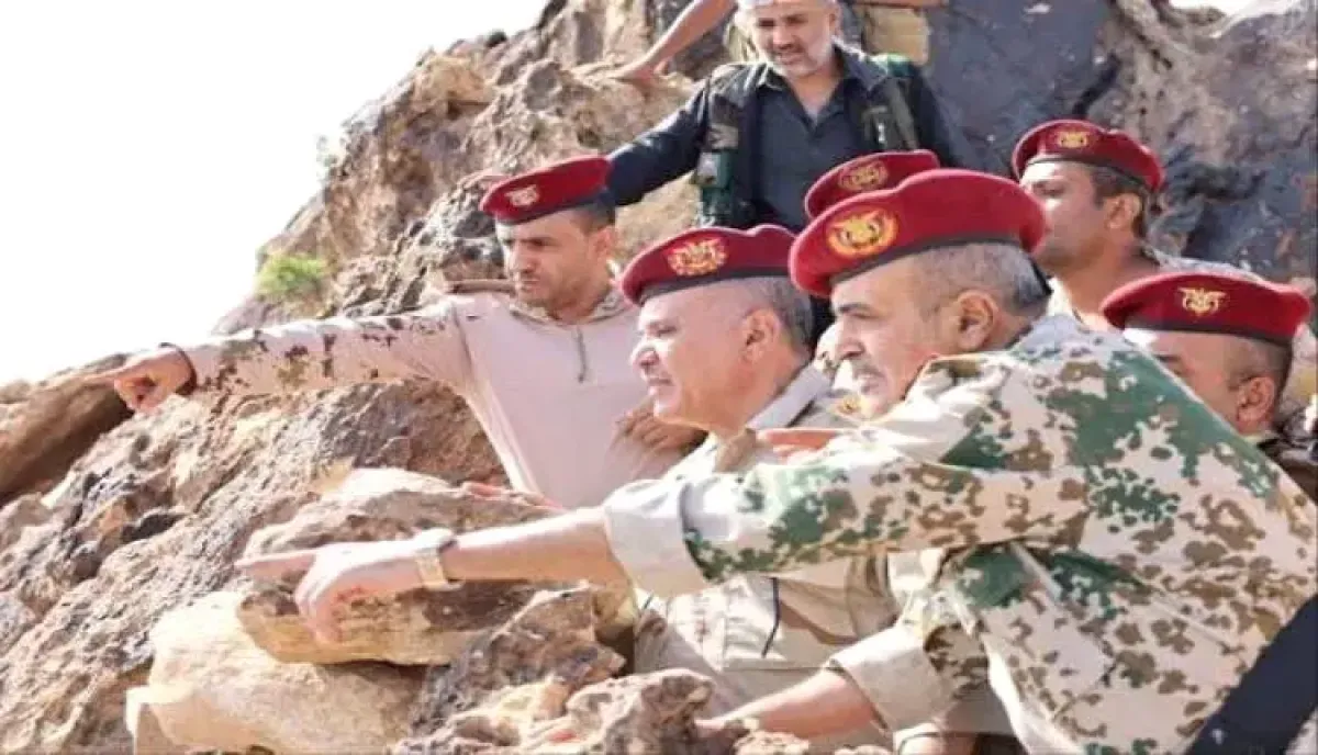 اسرار | تكميم للأفواه وتغطية على (الأسماء الوهمية).. مسلحو محور تعز يختطفون ناشطة وجندياً لمنع كشف فضائح (لجنة الرياض) وبصمة الجيش الثالث