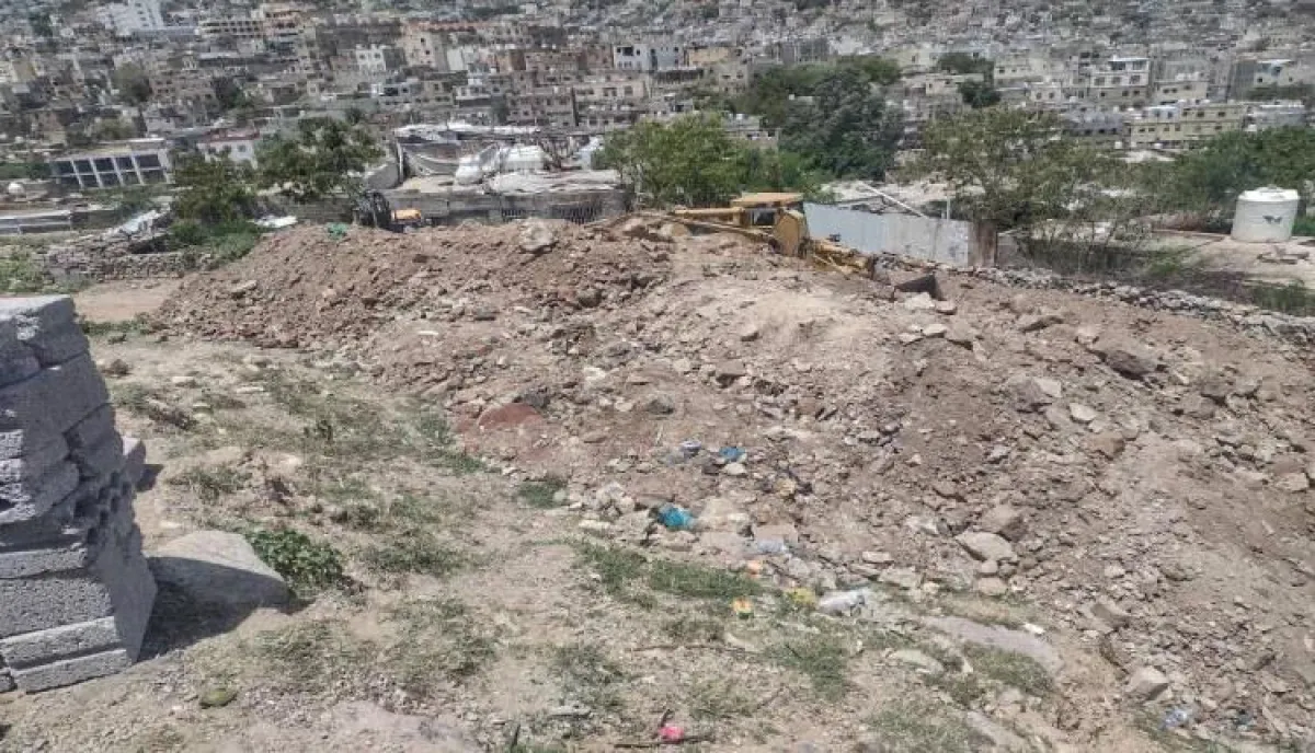 اسرار | تحدياً للمطالبات الرسمية.. تجدد أعمال البناء العشوائي في مقر (المؤتمر) بتعز وسط اتهامات للسلطة المحلية بالتواطؤ