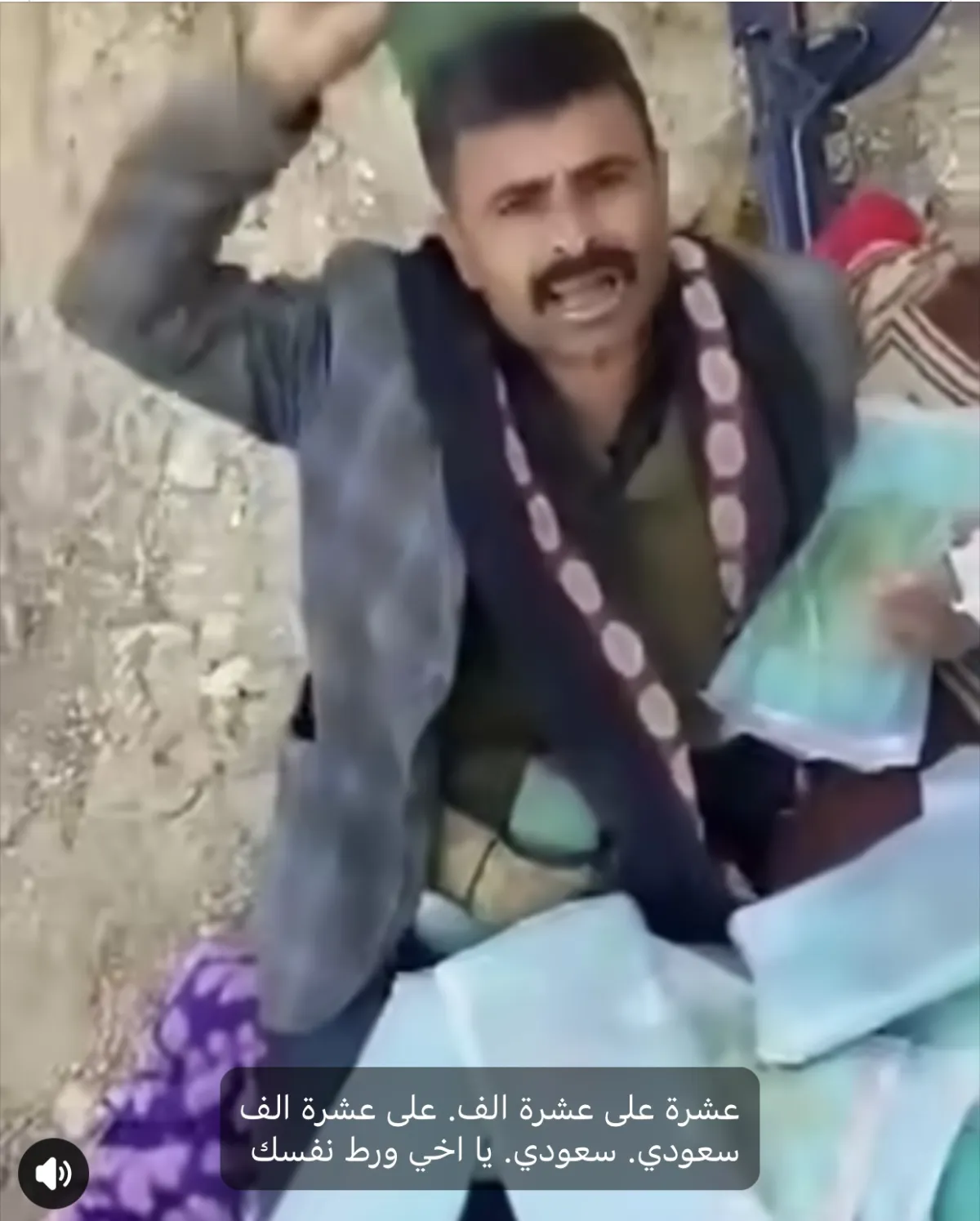 اسرار | بالفيديو- (أنا الدولة وبندقي حاميها).. فضيحة علنية تهز صعدة: عنصر حوثي يبيع (الحشيش) بالريال السعودي ويتحدى المواطنين بسلاح الكلاشينكوف (شاهد)