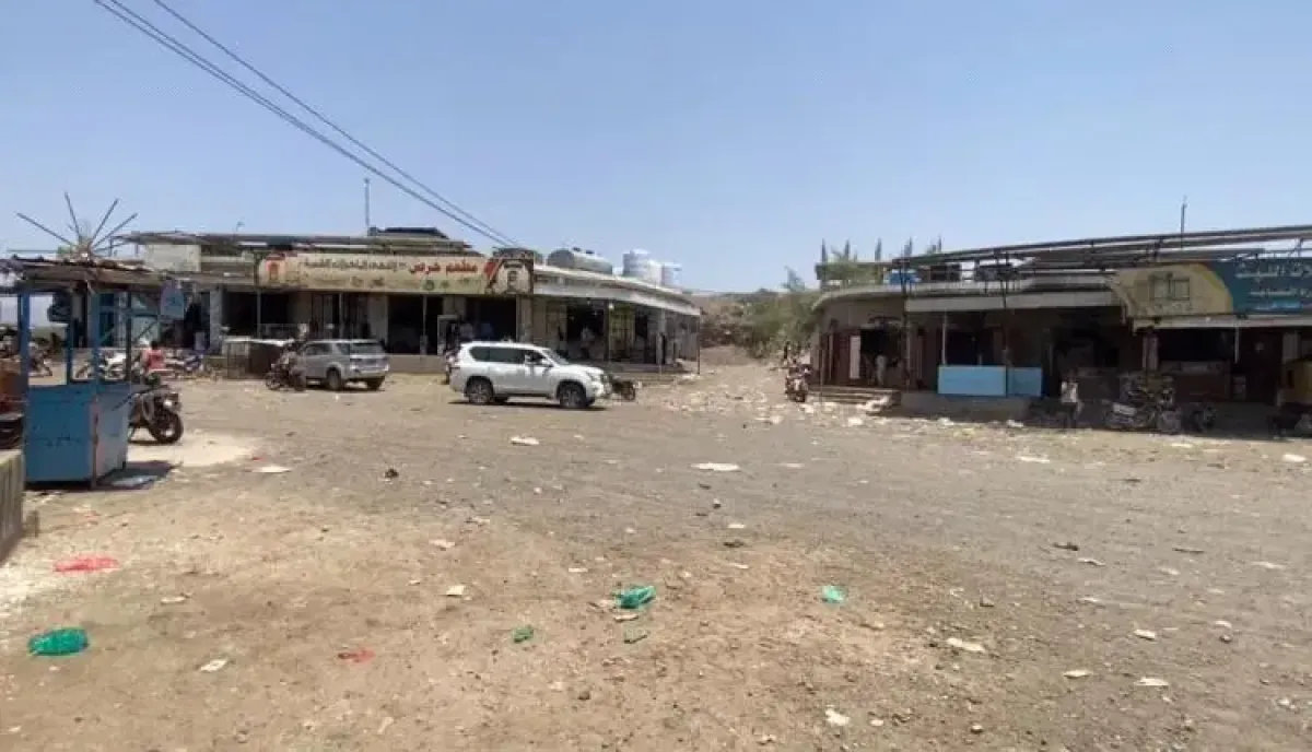 اسرار | بالتفاصيل- نجاة عشرات المدنيين من مجزرة مروّعة إثر قصف حوثي استهدف سوقاً شعبياً في الضالع
