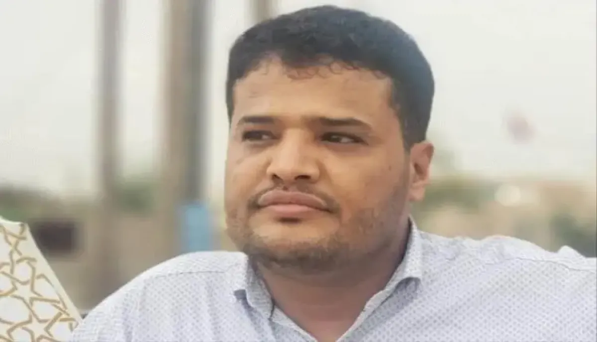 اسرار | رغم الاعتذار الرئاسي.. محكمة مأرب تُواصل محاكمة الصحفي (هزاع) وتفرض حظرًا على نشر قضايته
