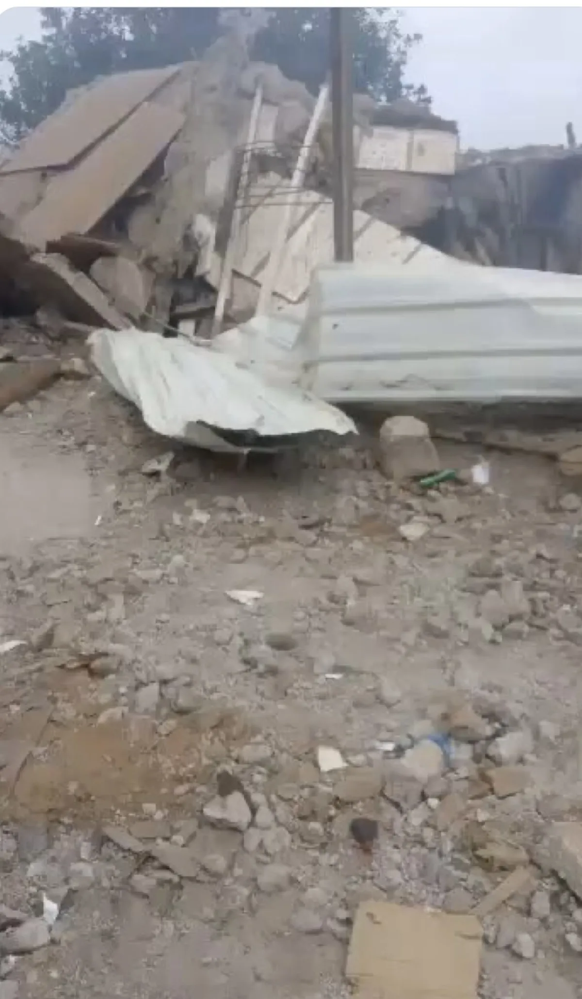 اسرار | بالاسماء والتفاصيل- كمين أسطوانات الغاز: مواطن يستدرج حملة حوثية ويدمر منزله فوق رؤوسهم بإب قبل استشهاده