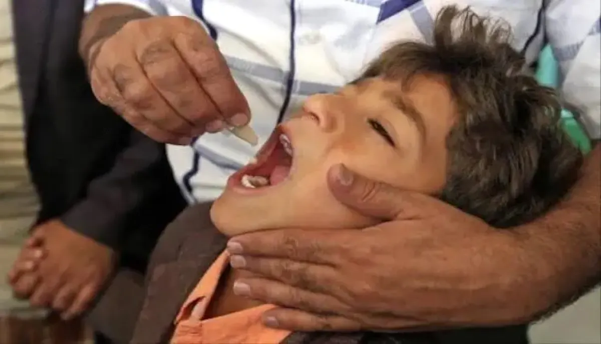 اسرار | أزمة شلل أطفال وحصبة تلوح بالأفق.. انعدام اللقاحات في مناطق سيطرة الحوثيين ينذر بكارثة صحية