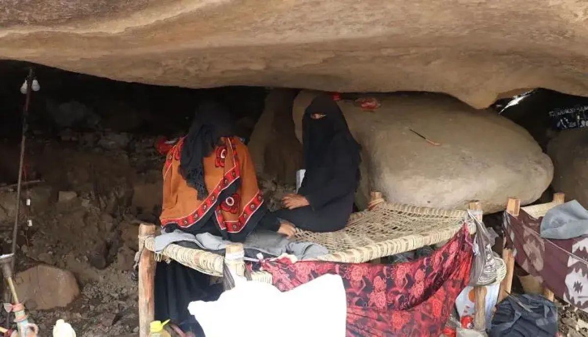 اسرار | بالصورة والتفاصيل- مشهد يختزل الفاجعة.. 4 أسر يمنية تلوذ بكهف جبلي هرباً من قذائف الحوثيين بالحديدة | شاهد