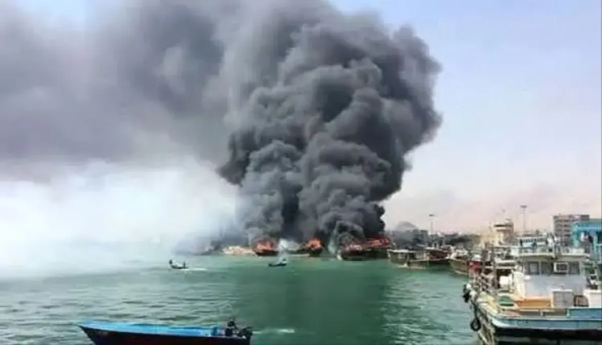 اسرار | بالتفاصيل- هجوم حوثي بـ 20 صاروخاً يستهدف ميناء المخا باليمن ويستنفر فرق الإنقاذ
