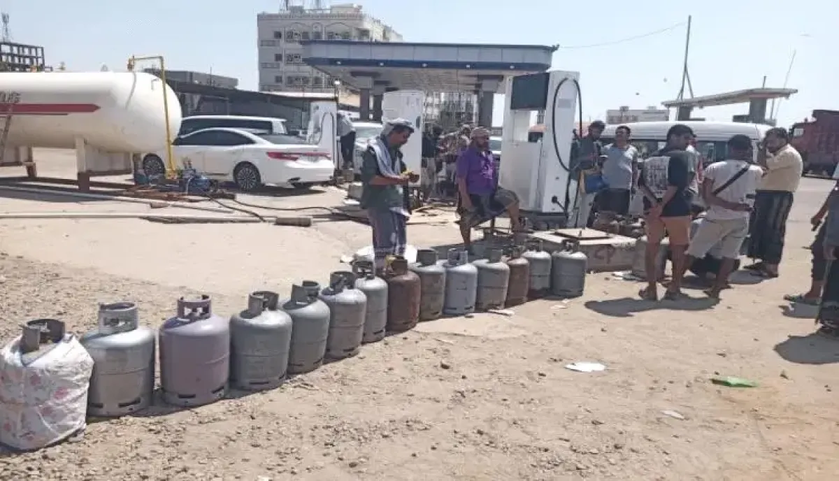 اسرار | احتكار مأرب وفيتو الاستيراد: شلل في أزمة الغاز واختناقات تموينية تضرب المحافظات المحررة