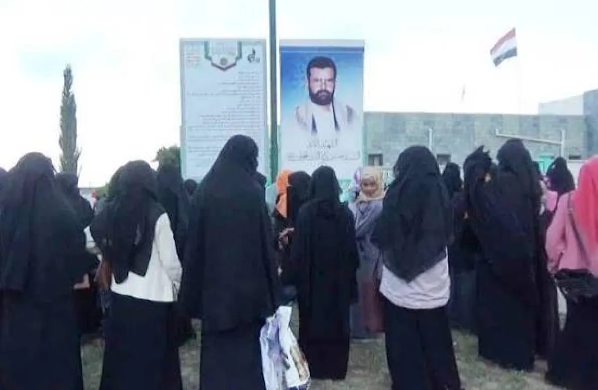 اسرار | من الهوية المحلية إلى النمذجة الإيرانية: كيف يحول الحوثيون مدارس صنعاء إلى ميادين (تجريف ثقافي) بفرض (الشادور الايراني) ؟