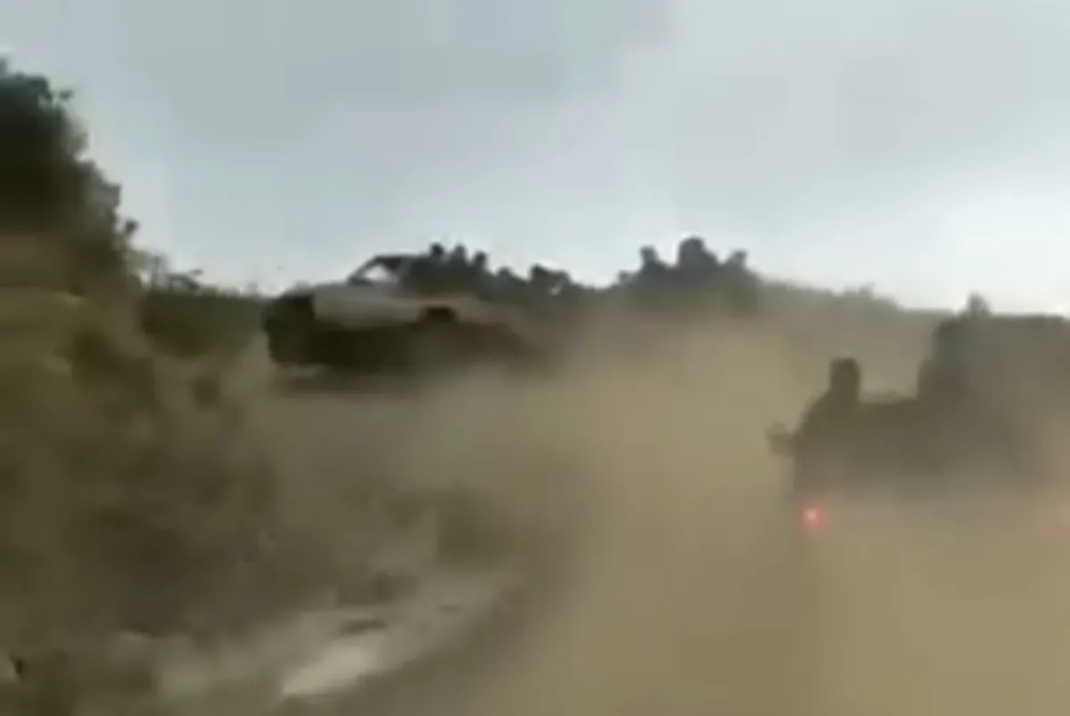 اسرار | بالاسماء والتفاصيل- بينهم قيادي ميداني.. إصابة 19 شخصاً إثر انقلاب مركبة كانت تنقل حشوداً حوثية في ريمة