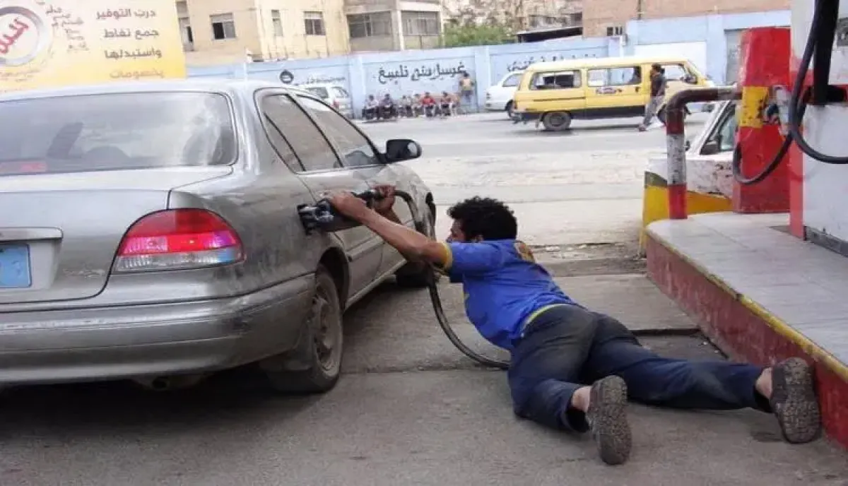 اسرار | بالتفاصيل- سحله لمسافة طويلة للفرار بـ 30 ألف ريال.. مقتل عامل محطة وقود في حادثة دهس مروعة بصنعاء