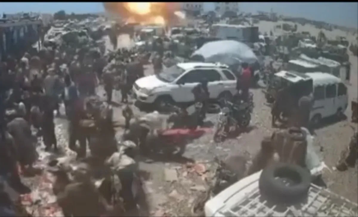 اسرار | جريمة جديدة تستهدف المدنيين.. باليستي حوثي يضرب سوقاً شعبياً في (كهبوب) بالقرب من باب المندب