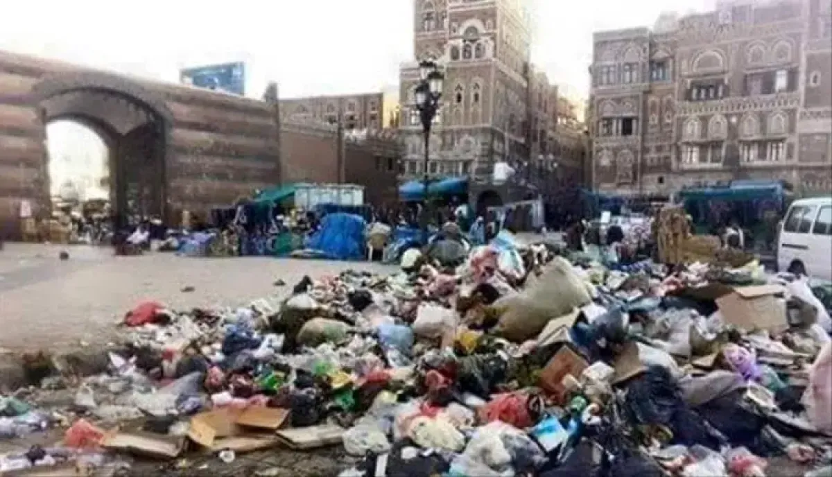 اسرار | أكوام النفايات تخنق أحياء صنعاء.. ومصادر تكشف السبب : فرار عمال النظافة بعد قسرهم على (التجنيد الحوثي)