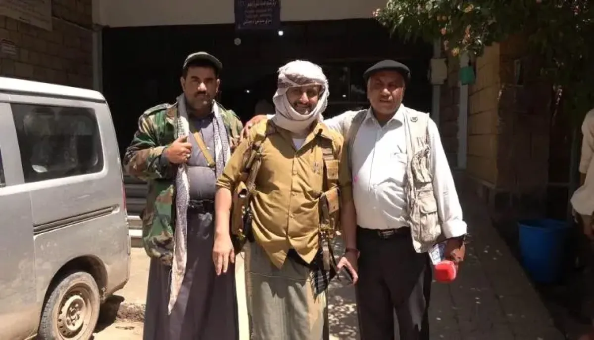 اسرار | بالصور والتفاصيل- تنسيق ميداني يعود إلى العلن.. القيادي المطلوب بقضايا إرهاب (أمجد خالد) يظهر برفقة مليشيا الحوثي في التربة بتعز | شاهد