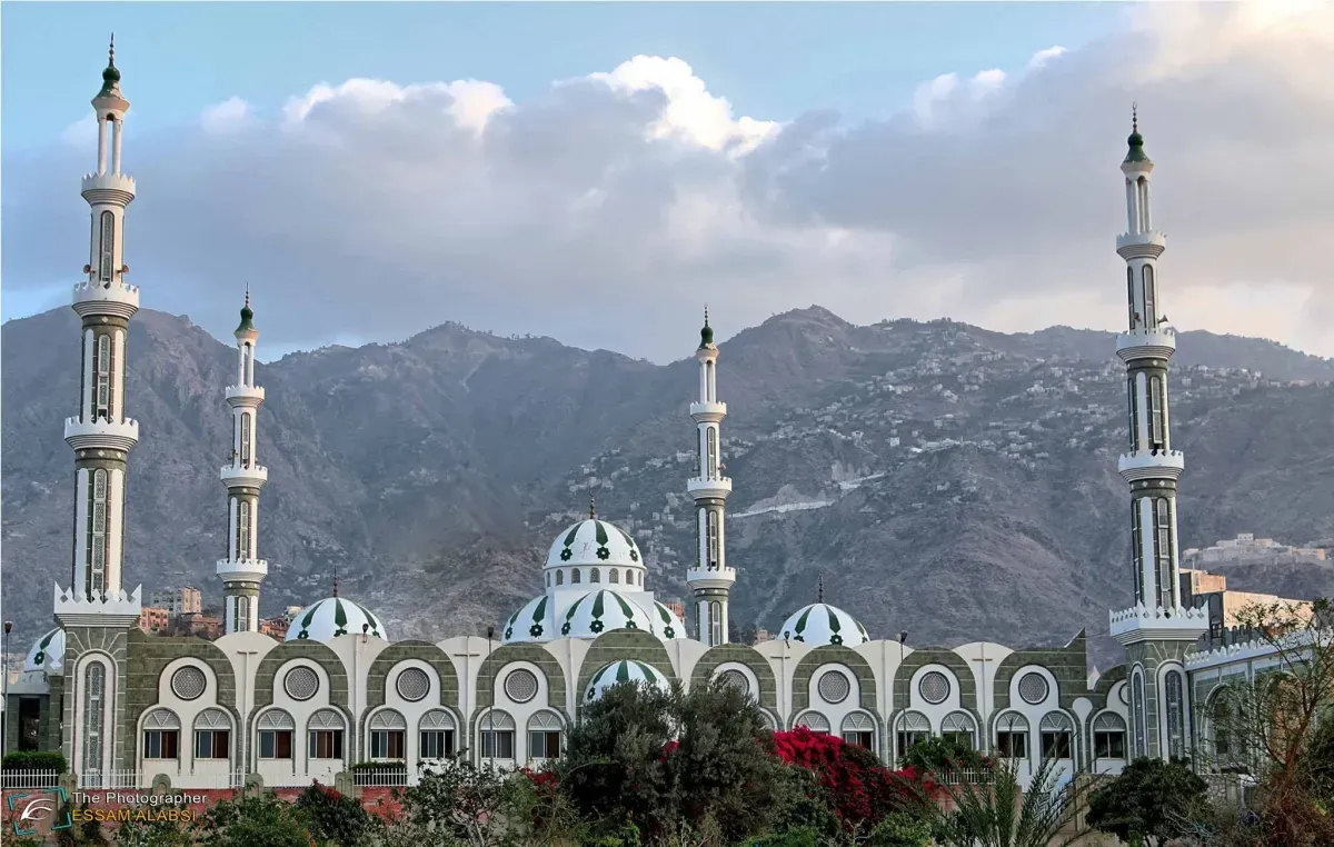اسرار | بالادلة- مكتب الأوقاف بتعز يؤكد استهداف (جامع السعيد) بصاروخ حوثي باليستي وينشر توثيقاً بالفيديو