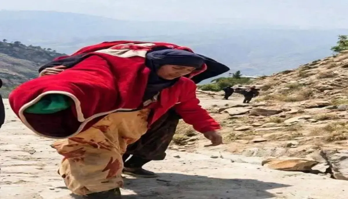 اسرار | بالفيديو والتفاصيل- مشهد يزلزل الضمير الإنساني.. أم تعزية تحمل جثمان ابنتها معلمة القرآن على ظهرها وسط الجبال بعد أن أردتهما قذائف الحوثي