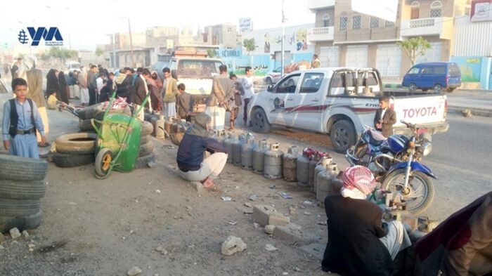 اسرار| تعود من جديد إلى "صنعاء".. "طوابير الإذلال".. سلاسل بشرية من أجل الغاز المنزلي