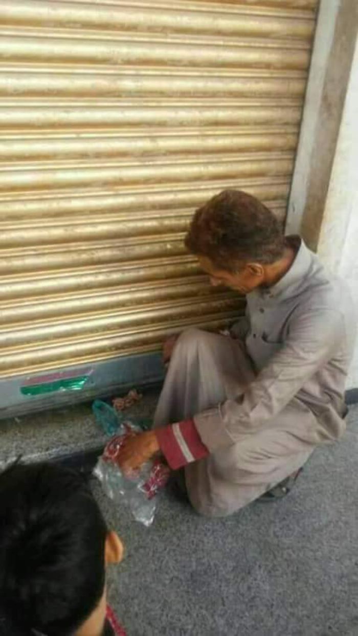 اسرار| شاهد .. هذه (الصورة المؤثرة ) الاكثر,تداولا في مواقع التواصل الاجتماعي لرجل استثنائي بصنعاء !