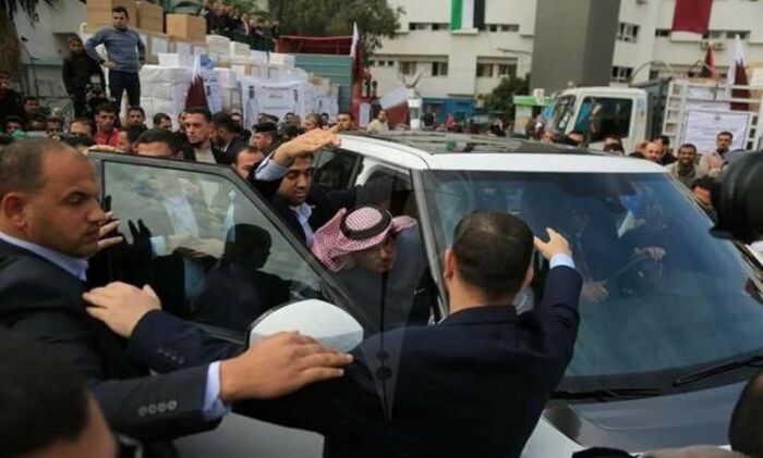 اسرار| طرد وإهانة المندوب القطري في غزة ورميه بالأحذية (فيديو)