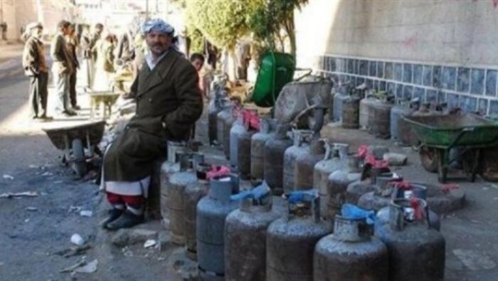 اسرار| في صنعاء | مطابخ الحوثيين وحدها من يفوح منها الغاز .. والاهالي يفترشون الشوارع منذ اسبوع بلا أمل !