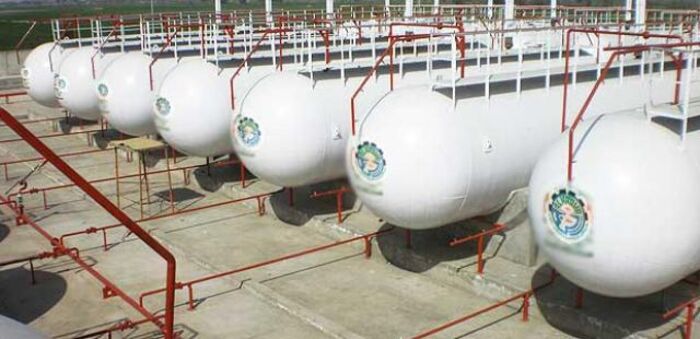 اسرار| صنعاء تشتعل غضبا نتيجة انعدامه . مليشيا الحوثي تحتجز عشرات الناقلات المحملة بالوقود والغاز