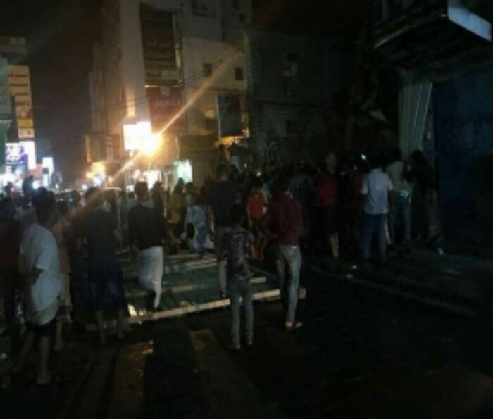 اسرار| وردت الان.. عدن: انهيار بناية سكنية في كريتر وانتشال 3 من سكانها لا زالوا على قيد الحياة- صور