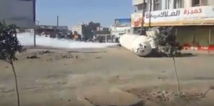 اسرار| بالصورة.. شاهد .. انقلاب مقطورة غاز وتسرب كامل عبوتها في أحد شوارع مدينة ذمار