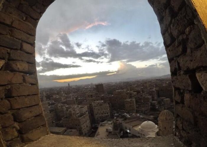 في صنعاء.. جريمة شنعاء ترتكبها المليشيا | قيادي حوثي يتهجم على منزل مسؤول امني ويقتل والدته وابنته !