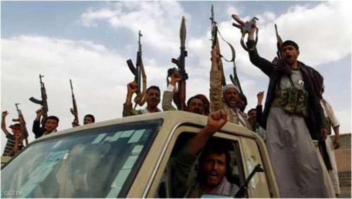 الحوثيون يعتدون على طالبات مدرسة بالعاصمة صنعاء رفضن تنكيس العلم.