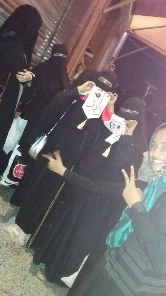 شاهد بالصور : الإمارات زوجت الأبناء وأسعدت الأمهات في عدن