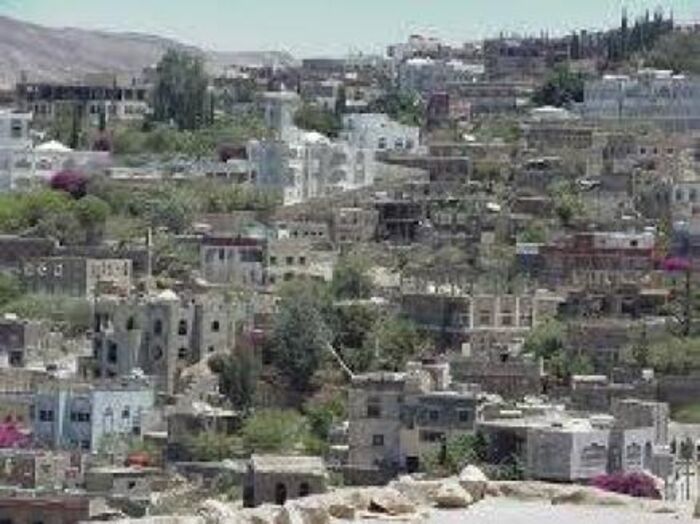 اسرار|  تعز .. شاهد: إعلان ترويجي لقناة حوثية وسط المدينة بمباركة إصلاحية! (صورة)