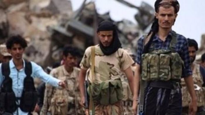 اسرار| مليشيات الحوثي تقايض الفقراء.. المواد الغذائية مقابل تجنيد ابنائهم للقتال في صفوفها