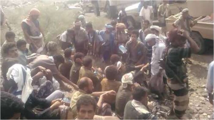 شاهد ..  24 حوثيا يسلمون أنفسهم لقوات الجيش في جبل حبشي بتعز معظمهم اطفال من ابناء إب وريمه.."صورة"