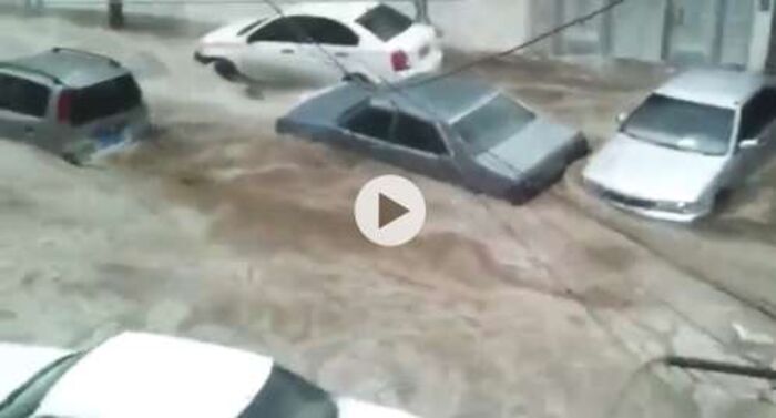 شاهد بالفيديو من العاصمة..امطار غزيرة و سيول تجرف السيارات في صنعاء