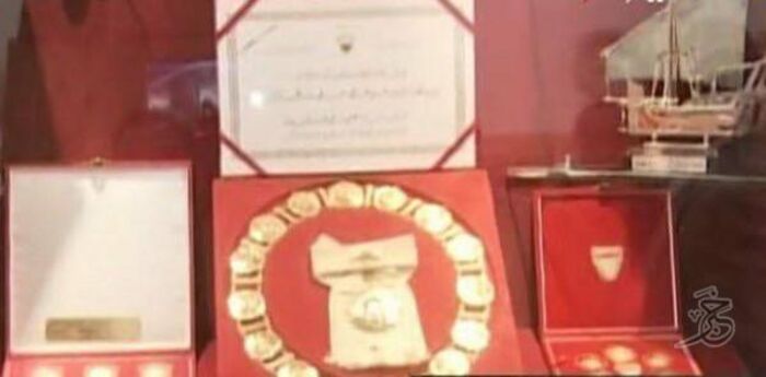 اسرار| فيديو- مليشيا الحوثي تنهب وسام الجمهورية الخاص بالشهيد الزعيم وتمنحه لأسرة الصريع الصماد