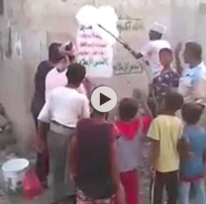 اسرار| بالفيديو.. شاهد .. إزالة شعارات الحوثيين من الحديدة