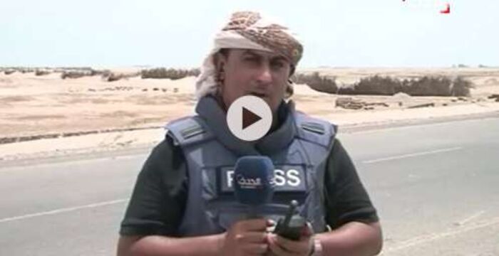 شاهد فيديو من الحديدة مباشر .. لحظة سقوط قذيفة حوثية قرب مراسل "الحدث"
