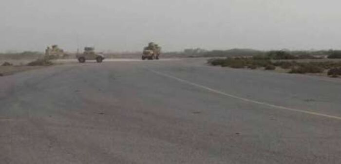 شاهد بالفيديو.. لقطات مصورة من مدرج مطار الحديدة بعد تحريره