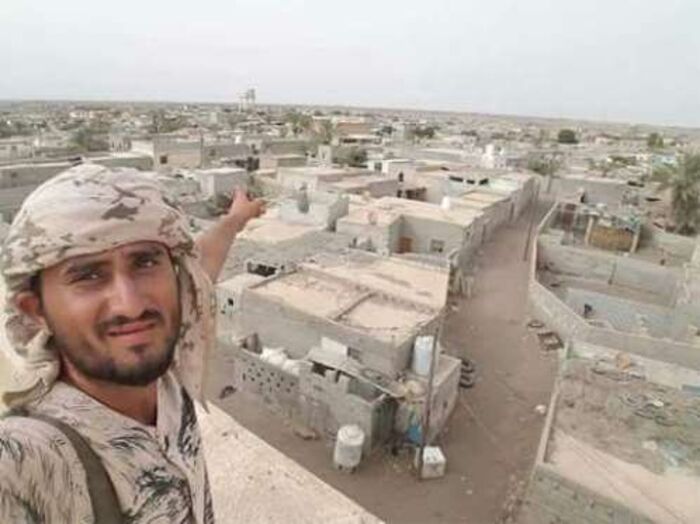 في الحديدة .. بالصورة..  شاهد تطهير المنظر ومحاصرة حوثيين قرب منصة 22مايو