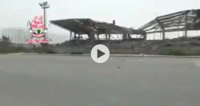 من الحديدة ..شاهد بالفيديو.. مشهد مصور من قلب ساحة العروض في المدينة بعد فرار الحوثيين