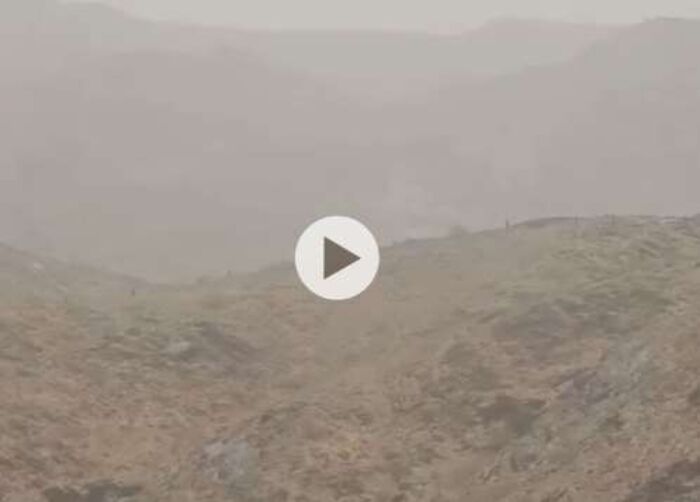 شاهد .. لحظة فرار المليشيا الحوثية من جبهة القنذع بالبيضاء (فيديو)