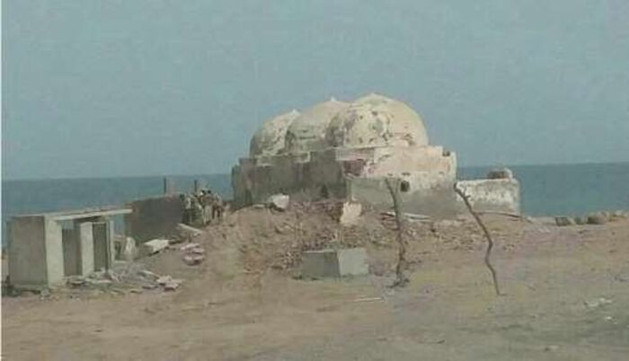 مليشيا الحوثي تقصف جامع الفازة التاريخي في الحديدة