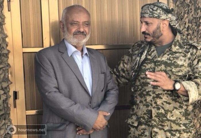 اسرار| شاهد آخر صورة للعميد طارق صالح في الخوخة برفقة هذا الشخص ! (صورة)