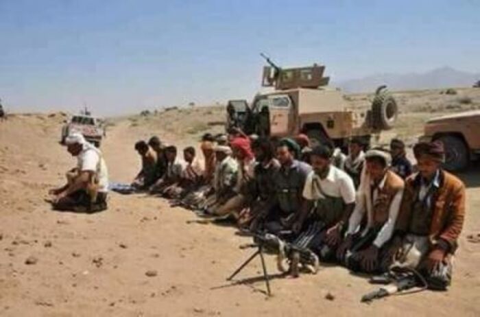 شاهد : طارق صالح يصلي بجنوده اماماً في صحراء المخا.. صورة 