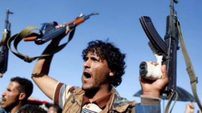 اسرار| مليشيا الحوثي تنهب المؤسسات الحكومية في الحديدة إستعداداً للفرار مع تقدم قوات المقاومة