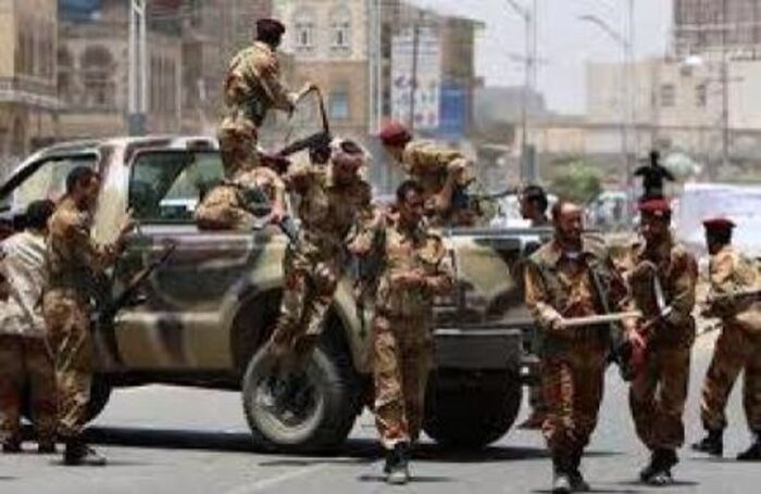 المليشا تواصل استخدام وسائلها التغريرية بحق منتسبي الجيش والأمن ..  الحوثي جمعت ضباط وافراد بحجة صرف إكرامية لهم.. فكان هذا مصيرهم الذي لم يتوقعوه..!(تفاصيل)